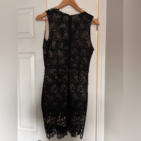 Beautiful lace dress - Picture 3 of 3